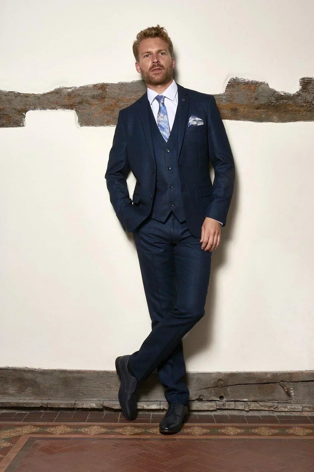 Inspiration mit blauen Hochzeitsanzügen: 7 Beispiele