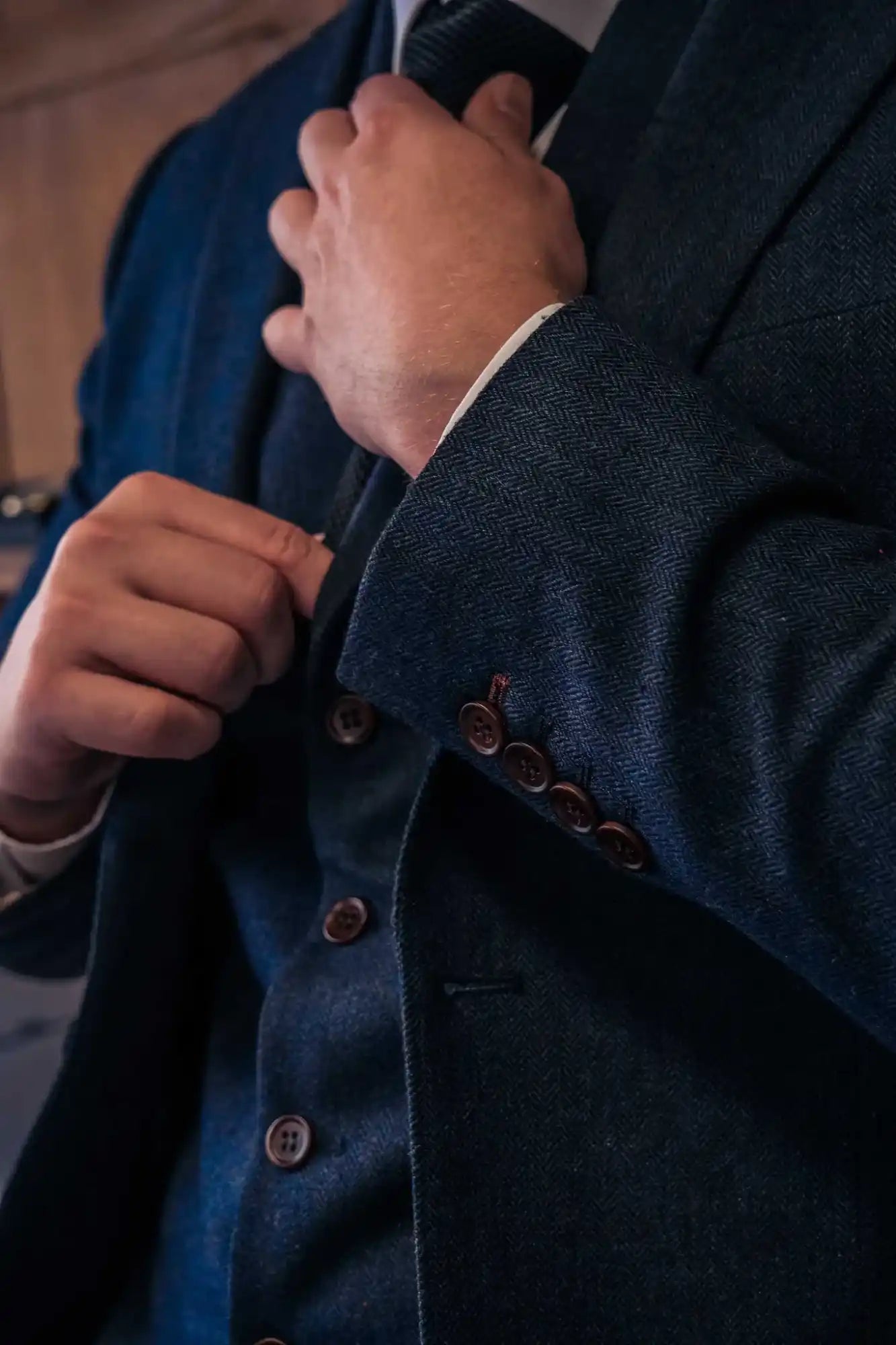 Marineblaue Anzugjacke.